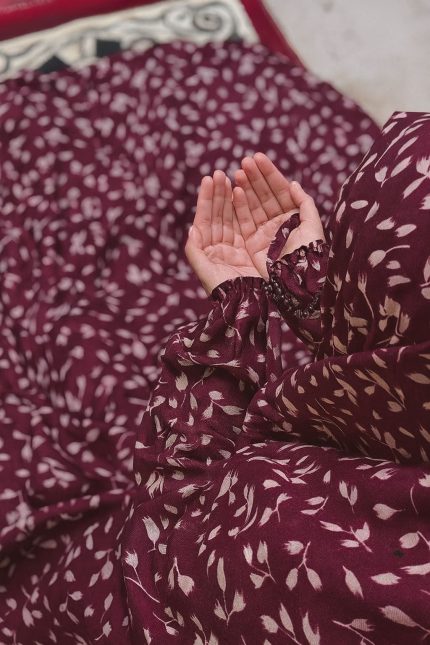 NAMAZ CHADER WITH SLEEVES (DEEP MAROON)