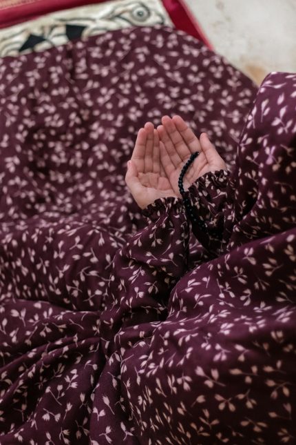 NAMAZ CHADER WITH SLEEVES (MAROON)