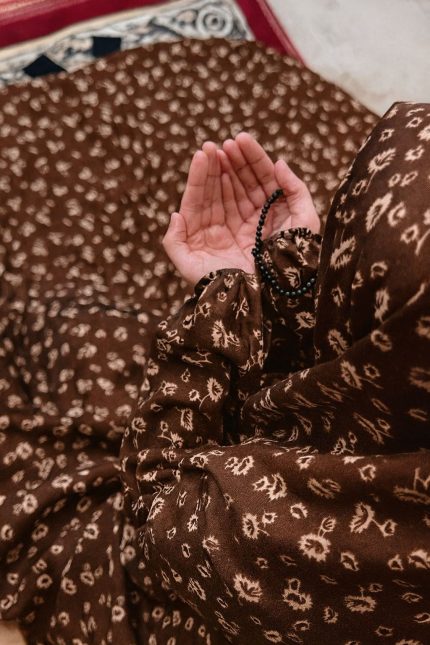 NAMAZ CHADER WITH SLEEVES (RICH BROWN)