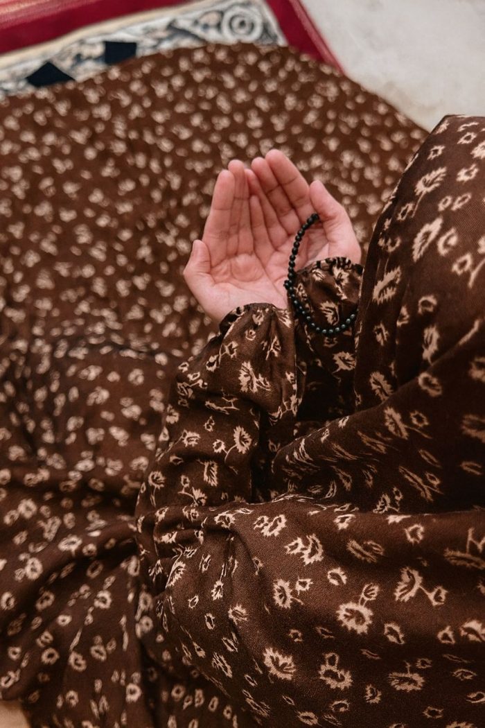 NAMAZ CHADER WITH SLEEVES (RICH BROWN)