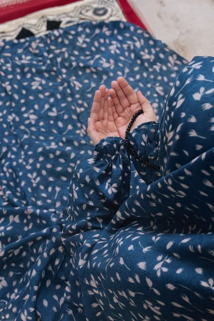 NAMAZ CHADER WITH SLEEVES (BLUE PETALS)