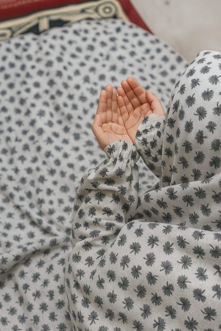 NAMAZ CHADER WITH SLEEVES (WHITE FLOWER)